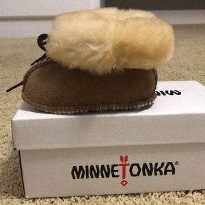 NIB MINNETONKA SHEEPSKIN BOOTIE